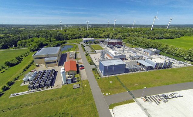 Luftaufnahme der HyCAVmobil‑Testanlage in Rüdersdorf: Auf einer Freifläche stehen mehrere weiße Technik‑Container und Rohrleitungen